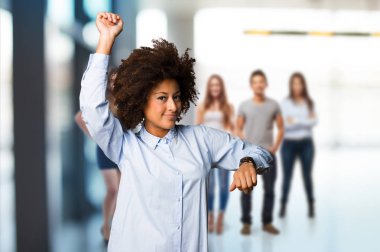 Genç siyah kadın arka plan bulanık kişi ile dans