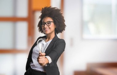 iş siyah kadın holding ampul