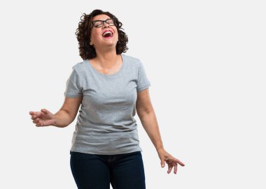 Kendinden emin ve başarılı rahat ve neşeli, gülen ve having fun, orta yaşlı kadın hisseder