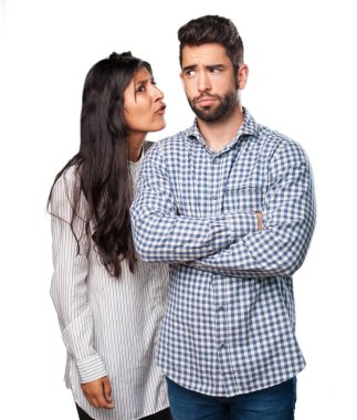 Genç çift izole üzerinde beyaz fısıldayan 