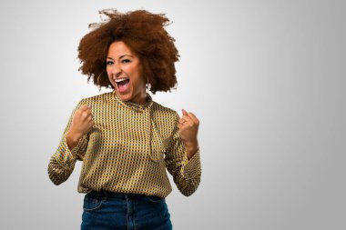 Afro kadın beyaz arka plan üzerinde kutluyor