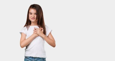 Tam vücut birine aşık romantik bir jest ya da bir arkadaş için bir sevgi gösterisi küçük kız