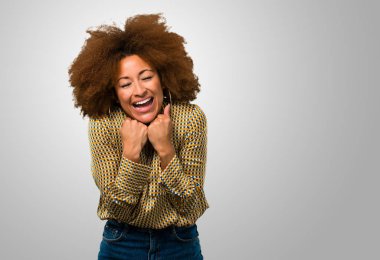 Afro kadın bir şey kutluyor