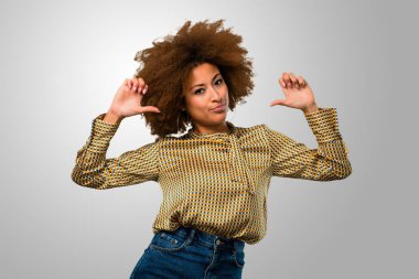 Afro kadın kendini işaret