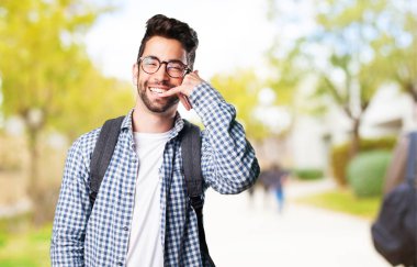 Genç adam: çağrı arka plan bulanık