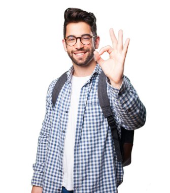 Beyaz arka plan üzerinde izole iyi jest yapan öğrenci erkek