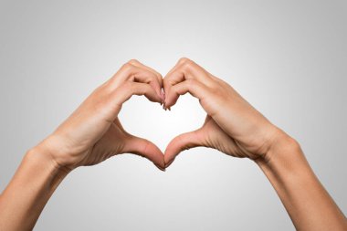 bir kalp sembolü yapıyor eller