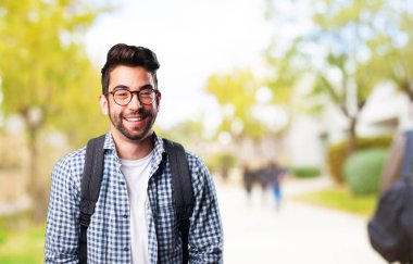 bulanık arka plan üzerine gülen genç adam