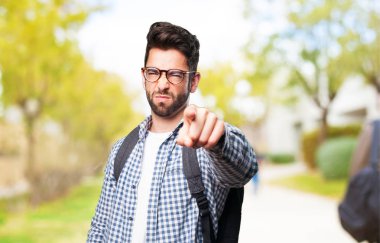 öfkeli öğrenci adam işaretçi açık