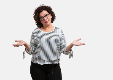 Şüphe ve omuzlar, shrugging kadın kavramı kararsızlık ve güvensizlik, hakkında bir şey belirsiz orta yaşlı