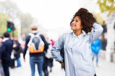 Genç siyah kadın poz arka plan bulanık