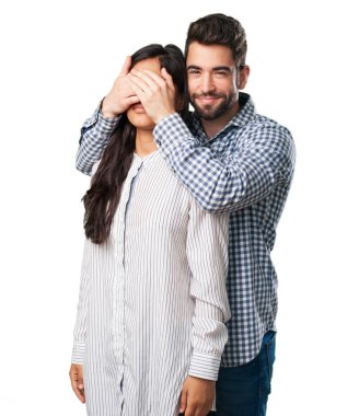 adam givign onun kız arkadaşı için bir sürpriz