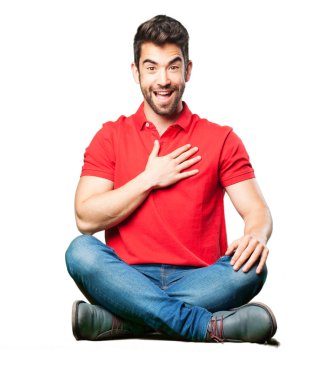 Beyaz arka plan üzerinde izole adam oturma duygu gurur