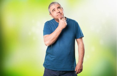 Olgun adam mutlu düşünüyorum