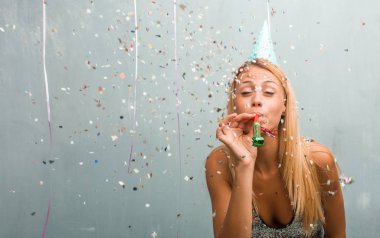 Bir parti kutlamak zarif sarışın genç kadın portresi.