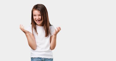 Tam vücut rahat ve neşeli, küçük kız gülen ve having fun, kendinden emin ve başarılı hissediyor