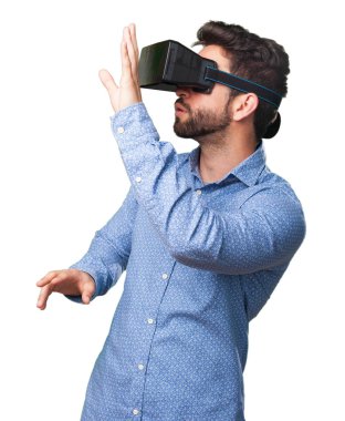 Genç adam beyaz arka plan üzerinde izole sanal gerçeklik gözlük sayesinde arıyorsunuz