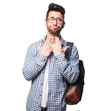 Beyaz arka plan üzerinde izole silah jest yapıyor endişeli öğrenci adam