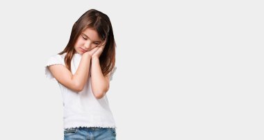 Tam vücut yorgun ve çok uykulu küçük kız rahat ve huzurlu, uyku jest arıyorsunuz