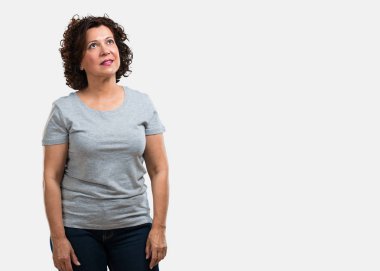 Ararken, bir şey eğlenceli düşünme ve bir fikir, hayal gücü, mutlu ve heyecanlı kavramı olan kadın orta yaşlı