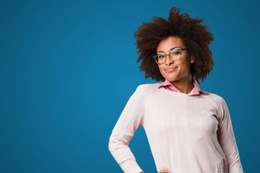 siyah kadın ayakta tam vücut