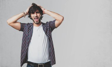 Kontrolden çıktı, özgürlük ve vahşi ifade etmek komik deli deli ve umutsuz, çığlık genç yakışıklı adam