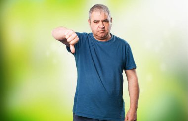 Olgun adam başparmak aşağı hareketi