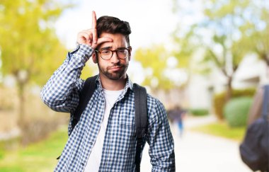 Genç adam arka plan bulanık daha gevşek jest yapıyor