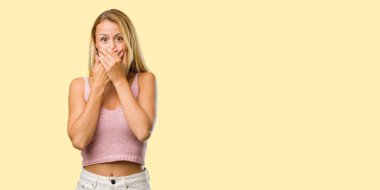 Bir şey söylemek çalışıyor ağız, sessizlik ve baskı, sembolü kapsayan genç güzel sarışın kadın portresi