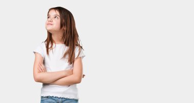 Tam vücut ararken, bir şey eğlenceli düşünme ve bir fikir, hayal gücü, mutlu ve heyecanlı kavramı olan küçük kız