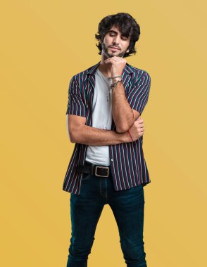 Düşünme ve bakılması, hakkında bir fikir, karışık yakışıklı delikanlı bir çözüm bulmaya çalışıyorum