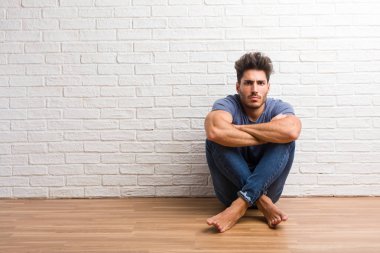 Delikanlı doğal sit çok kızgın ve üzgün, çok gergin, öfkeli, negatif ve çılgın çığlık bir ahşap zemin üzerinde