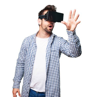 Beyaz arka plan üzerinde izole sanal gerçeklik gözlüklü genç adam