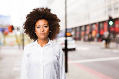 bulanık arka plan üzerinde duran genç siyah kadın