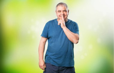 Olgun adam sessizlik jest mutlu