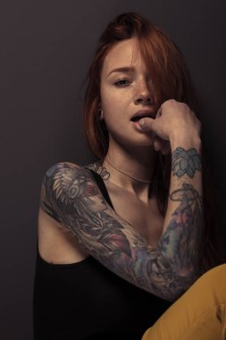 kızıl saçlıya kız kameraya stüdyo çekim 