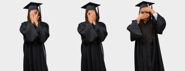 Endişeli ve korkuyor, seyir ve yüz kapsayan mezun genç siyah kadın kümesi