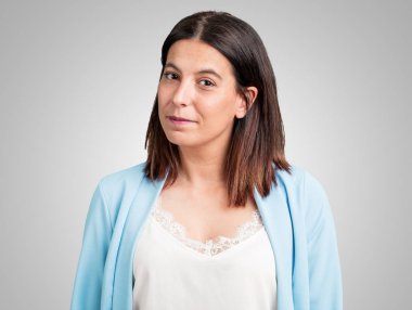 Orta yaşlı kadın neşeli ve kocaman bir gülümseme, kendine güvenen, dostu ile ve samimi, ifade pozitifliği ve başarı