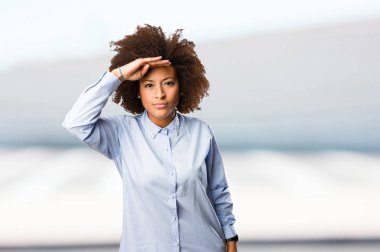 Genç siyah kadın kadar aramaya arka plan bulanık