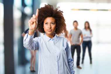 ekran arka plan bulanık insanlarla dokunmadan genç siyah kadın