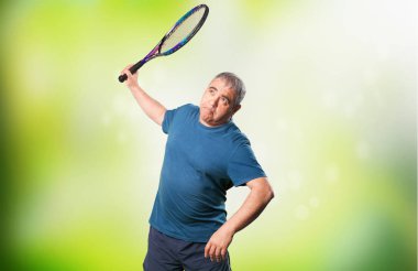 Olgun adam bir raket ile oynamak