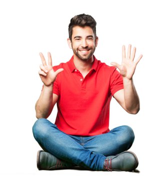 Beyaz arka plan üzerinde izole numara sekiz jest yapıyor oturan adam