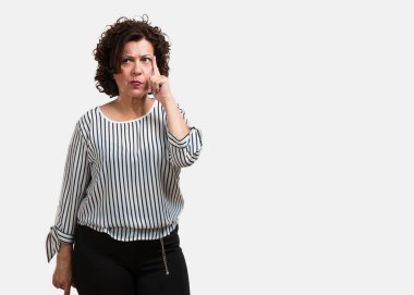 Orta düşünme ve bakılması, hakkında bir fikir karışık kadın yaşlı, bir çözüm bulmaya çalışıyorum