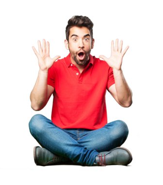 şaşırmış adam izole üzerinde beyaz arka plan oturan