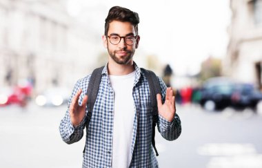 Genç adam arka plan bulanık boyutlandırma