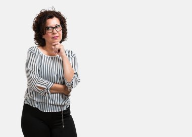 Orta düşünme ve bakılması, hakkında bir fikir karışık kadın yaşlı, bir çözüm bulmaya çalışıyorum