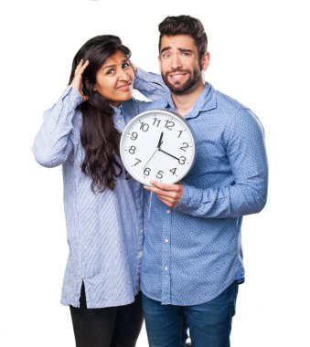 bir saat tutan genç couplg