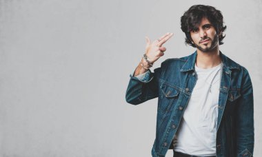 Duygu üzgün ve korkmuş bir silah parmak ile şekillendirme bir intihar jest yapma genç yakışıklı adam