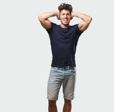 Genç yakışıklı ayakta çığlık çılgın ve umutsuz, kontrolden çıktı, özgürlük ve vahşi ifade etmek komik deli adam