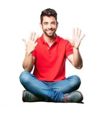 Beyaz arka plan üzerinde izole sayı dokuz jest yapıyor oturan adam